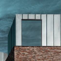 Bricks meet metal (Luc Vangindertael (laGrange)) - Muzeo.com