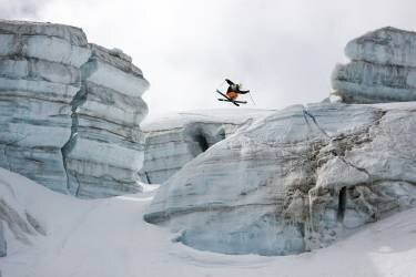 Candide Thovex out of nowhere into nowhere (Tristan Shu) - Muzeo.com
