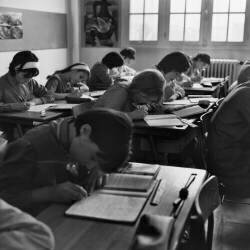 Cours de rattrapage à Suresnes (Paul Almasy) - Muzeo.com