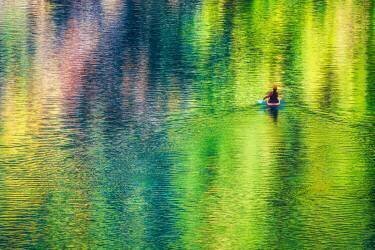 Lakes and canoes dyed in autumn colors (Yuusuke Hisamitsu) - Muzeo.com