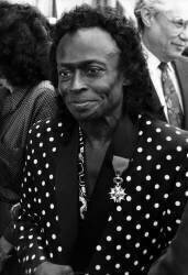 Miles Davis decorates the Cross of the Legion of Honor (Rue des Archives) - Muzeo.com
