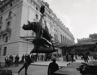 Mise en place du Rhinocéros d'Alfred Jacquemart sur le parvis de Bellechasse (Musée d'Orsay) (anonymous) - Muzeo.com