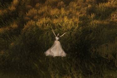 Natalia in the field (Mike Darzi) - Muzeo.com