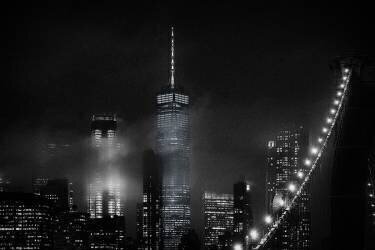 Night cityscape from the Brooklyn Bridge (Carlos Ramirez) - Muzeo.com