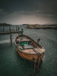 Old fishingboat in the rain (Dan Larsson) - Muzeo.com