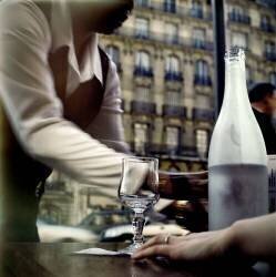 Paris. A une terrasse de café. (Jerome Siran) - Muzeo.com
