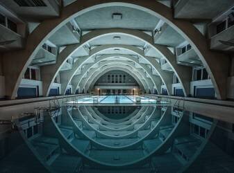 swimming @night (Renate Reichert) - Muzeo.com