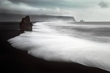 The Black Beach (Liloni Luca) - Muzeo.com