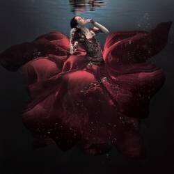 The Lady in Red (Martha Suherman) - Muzeo.com