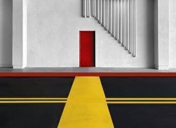 The red door (Arnon Orbach) - Muzeo.com