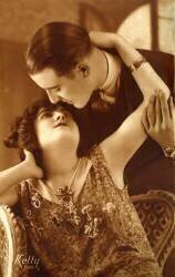 1920s French Couple Embracing (anonyme) - Muzeo.com