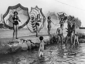 Baigneuses pour le concours du plus joli parasol à Saint-Raphaël (Keystone) - Muzeo.com