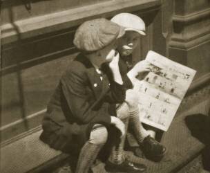 Garçons lisant les pages de comics du journal Sunday, New York (anonyme) - Muzeo.com