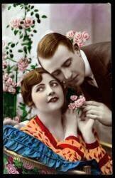 Couple avec fleurs - carte postale (anonyme) - Muzeo.com