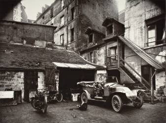 Cour, Rue De Valence (Eugène Atget) - Muzeo.com
