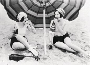 Dorothy Sébastian et Joan Crawford a la plage (Keystone) - Muzeo.com