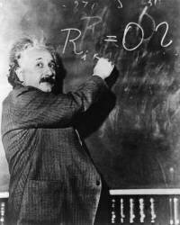 Einstein écrivant au tableau une formule mathématique (Keystone) - Muzeo.com