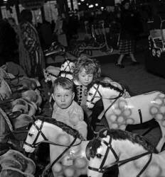 Enfants regardant des jouets, Paris, 14 décembre 1949 (Noël) (Rue des Archives) - Muzeo.com