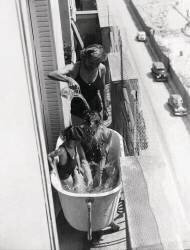 Famille se baignant sur un balcon Parisien (Keystone) - Muzeo.com