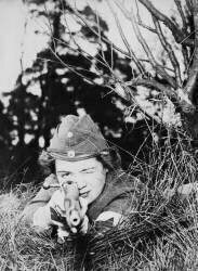 Février 1940, Suède : Une membre de 
