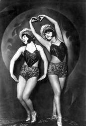 Femme danseuses de cabaret (anonyme) - Muzeo.com