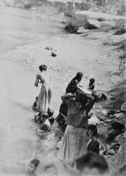 Femmes et enfants au bord de la rivière (Tina Modotti) - Muzeo.com