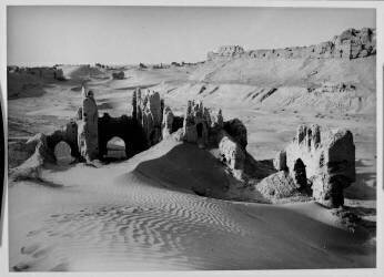 Forteresse en ruine au milieu des sables du désert à Tar-lo-sar (Joseph Hackin) - Muzeo.com