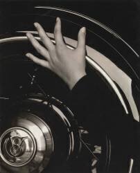 Georgia O'Keeffe — Mains et volant (Alfred Stieglitz) - Muzeo.com