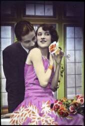 Jeune homme embrassant une jeune femme - carte postale (anonyme) - Muzeo.com