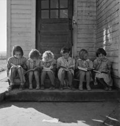 Jeunes filles révisant leur leçon de lecture (Dorothea Lange) - Muzeo.com