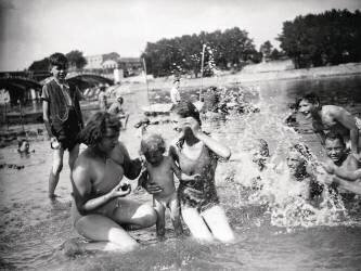 Jeux et bains dans la seine à paris 1938 (Keystone) - Muzeo.com