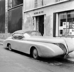 La Baleine, voiture créée par le designer industriel français Paul Arzens (Rue des Archives) - Muzeo.com