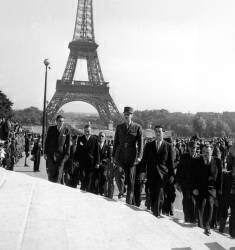 Le général français Charles De Gaulle et Georges Bidault (Rue des Archives) - Muzeo.com