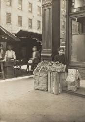 Lena Lochiavo, 11 ans, vendeuse de paniers et de bretzels au marché de la sixième rue en face de l'entrée d'un Saloon, Cincinnati, Ohio, Août 1908 (Lewis Wickes Hine) - Muzeo.com