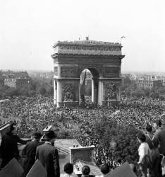 Libération de Paris : Parisiens regardant la foule sur la place de l'Etoile en haut des Champs Elysées (anonyme) - Muzeo.com
