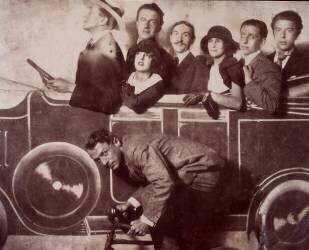 Max Morise, Simone Breton, Paul Eluard, Joseph Delteil, Gala Desnos, Andre Breton et Max Ernst à la foire de Montmartre (anonyme) - Muzeo.com