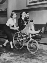 October 1936, London, cycle for the sports girl (Keystone) - Muzeo.com