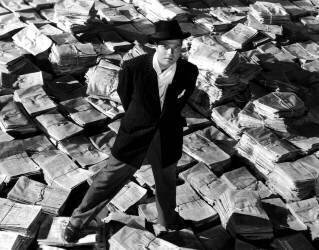 Orson Welles debout sur des journaux, Citizen Kane (anonyme) - Muzeo.com