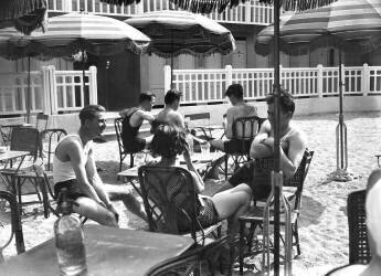 Parisiens venus se Rafraîchir à la piscine Molitor (Keystone) - Muzeo.com
