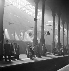 Passagers attendant un train sur un quai de la gare de Liverpool Street (John Gay) - Muzeo.com