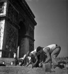 Pavage de l'Arc de Triomphe, 1947 (anonyme) - Muzeo.com
