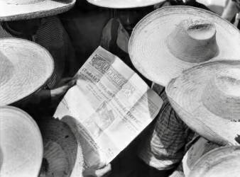 Paysans lisant El Machete, Mexique, 1929 (Tina Modotti) - Muzeo.com