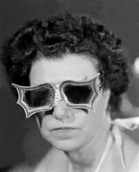 The art collector Peggy Guggenheim with her well- known sun-glasses in Venice (anonymous) - Muzeo.com