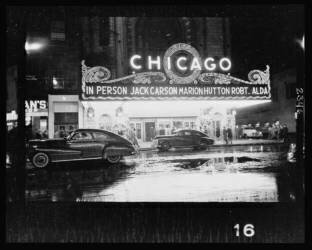 Personnes arrivant au théâtre de Chicago pour le spectacle mettant en vedette Jack Carson, Marion Hutton et Robert Alda (Stanley Kubrick) - Muzeo.com
