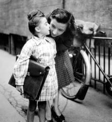 Petite fille embrassant sa mère (Rue des Archives) - Muzeo.com