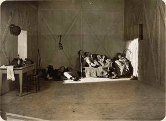 Photo de scène avec personnages, extraite du film de René Clair 