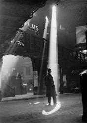 Policier à la gare de Liverpool Street (anonyme) - Muzeo.com