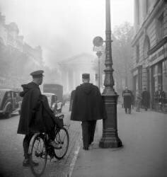 Policiers à vélo rue Royale, Paris, 15 novembre 1949 (Rue des Archives) - Muzeo.com