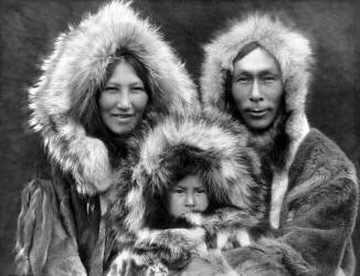 Portrait de famille Inuit,  Noatak, Alaska (Edward S. Curtis) - Muzeo.com
