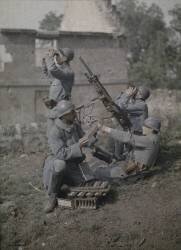 Section de mitrailleurs : quatre soldats, dans les ruines en train de tirer (Cuville Fernand) - Muzeo.com